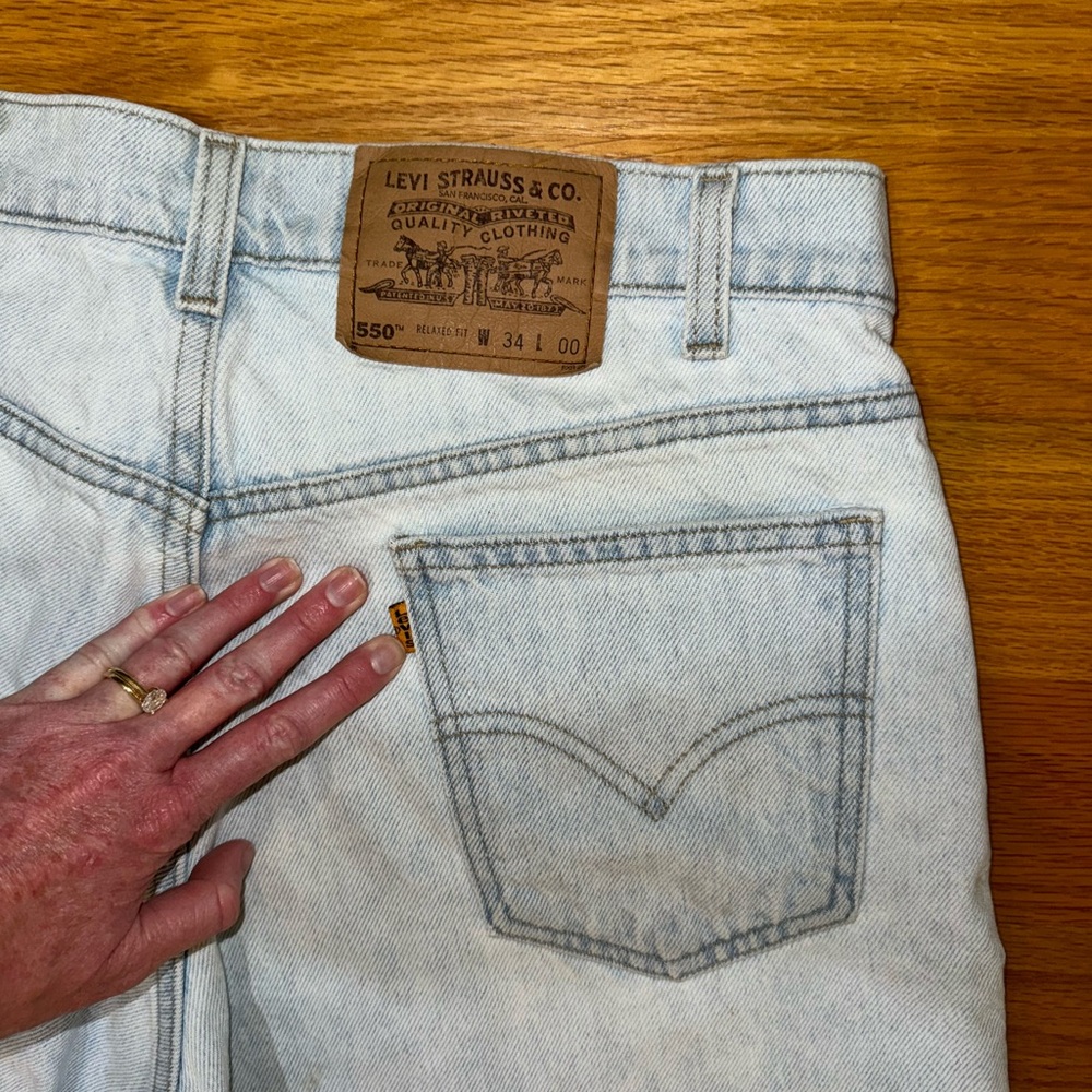 Vintage Levi shorts. Yellow tag. Measurements indicated in photos.